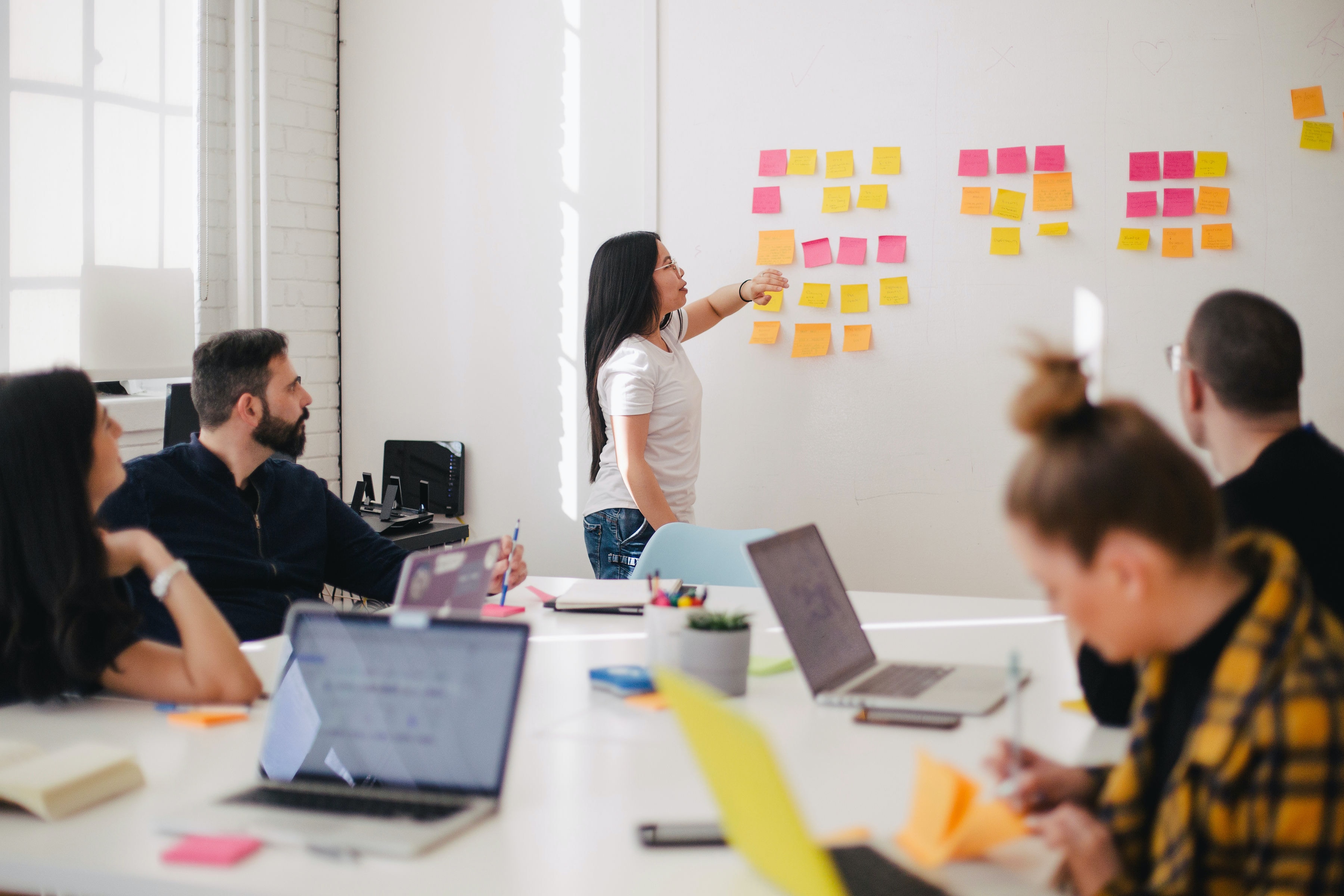 Unsplash boardroom meeting post its